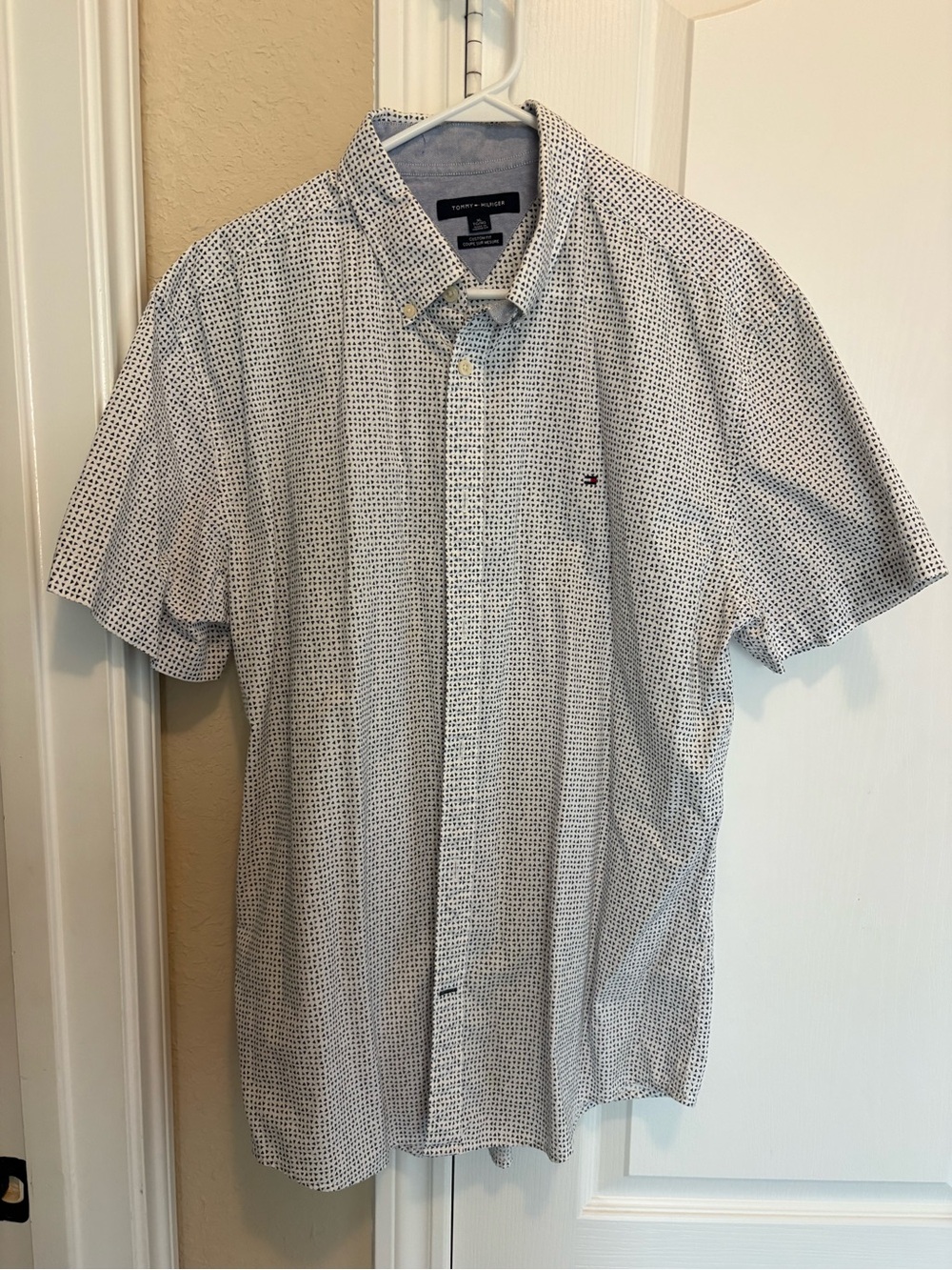 Tommy HilfigerShort-Sleeve Button-Down Men's Shirt in White with Navy Microprint